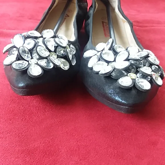 Modenpeak Spring and Summer Design Black with Crystal Accents Flats - Picture 4 of 5